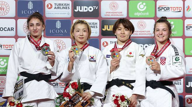 금메달을 목에 건 김지수(왼쪽에서 두 번째)