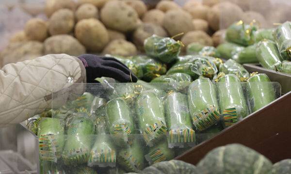 서울 용산구 이마트 용산점에서 시민이 할인 애호박을 고르고 있다. 연합뉴스