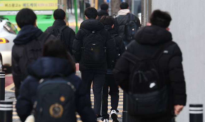 서울 시내의 한 중학교에서 학생들이 등교를 하는 모습. 뉴스1