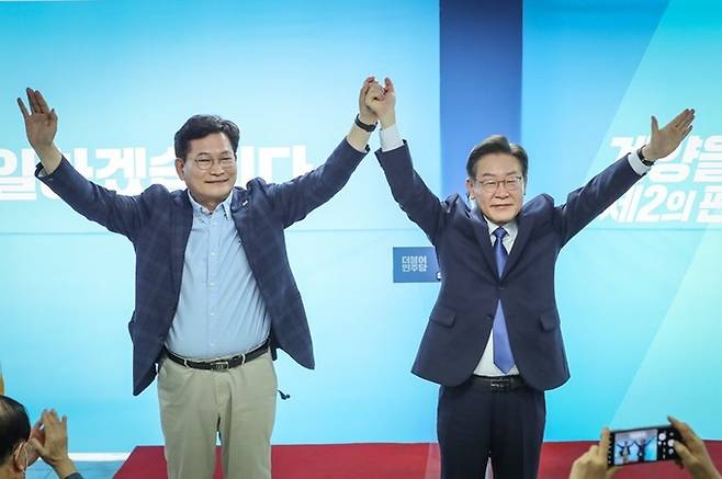 2022년 5월14일 당시 송영길 더불어민주당 서울시장 후보(왼쪽)가 제8회 전국동시지방선거 함께 치러지는 인천 계양을 보궐선거에 출마한 같은 당 이재명 후보 겸 총괄선거대책위원장의 인천 계양구 선거사무소 개소식에 참석해 포즈를 취하고 있다. 뉴시스