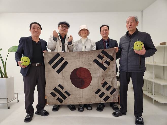 3·1운동 및 아우내장터 만세운동 105주년을 맞이해 독립운동가의 후손들이 1일 서울 여의도의 한 스튜디오에서 기념촬영을 하고 있다. 따뜻한 하루 제공