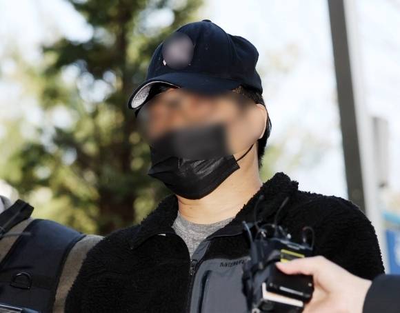전국 4·10 총선 투표소에 몰래 침입해 불법 카메라를 설치한 혐의를 받는 40대 유튜버가 31일 오후 구속 전 피의자 심문(영장실질심사)을 받기 위해 인천지법으로 들어서고 있다. 2024.3.31 연합뉴스