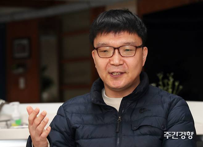 강화 ‘우리마을’에서 일하는 발달장애인 유준성씨가 주간경향과 인터뷰를 하고 있다. 서성일 선임기자