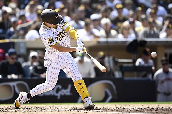 메이저리그 샌디에이고 김하성이 1일 샌프란시스코와의 홈 경기에서 팀이 6-0으로 앞선 2회말 2사 1,3루에서 제프리스의 초구 체인지업을 공략해 좌측 담장을 훌쩍 넘기는 3점 홈런(시즌 1호)을 때려냈다. 타구는 시속 98.8마일(약 159㎞)의 속도로 발사각도 31도를 그리며 비거리 357피트(약 108.8m)를 비행했다.  USA투데이/연합뉴스