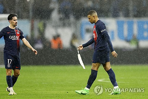 PSG는 1일 프랑스 마르세유에 위치한 스타드 벨로드롬에서 열린 올랭피크 드 마르세유와의 리그1 27라운드 원정 경기에서 2골 차 승리를 거뒀다. 이날 루이스 엔리케 감독은 후반 20분 킬리안 음바페를 조기 교체하면서 눈길을 끌었다. 프랑스 현지 매체에 따르면 음바페는 교체됐을 때 불만스러운 표정을 지으며 엔리케 감독을 향해 욕설을 퍼부었다. 경기 후 엔리케 감독은 음바페의 발언을 듣지 못했으며 자신의 결정을 후회하지 않는다고 주장했다. 연합뉴스