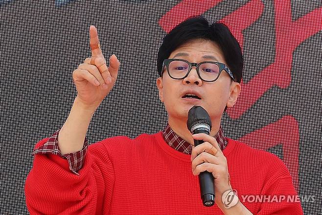 하남 지원유세 나선 한동훈 비대위원장 (하남=연합뉴스) 한종찬 기자 = 국민의힘 한동훈 비상대책위원장 겸 총괄 선거대책위원장이 31일 경기 하남시 위례 스타필드시티 앞에서 하남시갑 이용 후보, 하남시을 이창근 후보의 지지를 호소하고 있다. 2024.3.31 saba@yna.co.kr