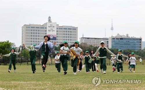 어린이정원에서 보내는 어린이들의 시간     (서울=연합뉴스) 윤동진 기자 = 4일 오후 어린이날을 하루 앞두고 개방된 용산어린이정원에서 인근 유치원 원아들이 취재진 요청에 잔디마당을 달리고 있다. 2023.5.4