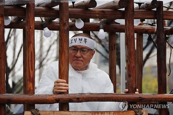 함거에 오른 전주시을 정운천 후보 (전주=연합뉴스) 임채두 기자 = 4·10 총선의 공식 선거운동이 시작된 28일 전주시을 선거구 국민의힘 정운천 후보가 전북도청 앞에서 삭발한 뒤 함거에 올라 있다. 2024.3.28 doo@yna.co.kr