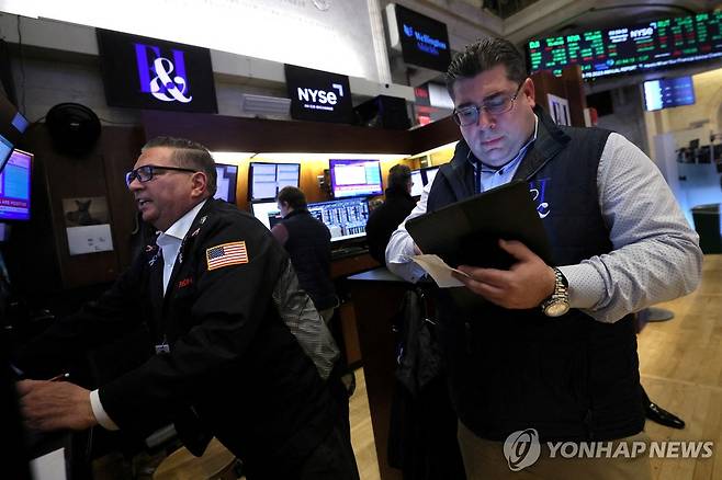 뉴욕증권거래소(NYSE)에서 트레이더들이 일하고 있다.  출처: 연합뉴스 자료 사진