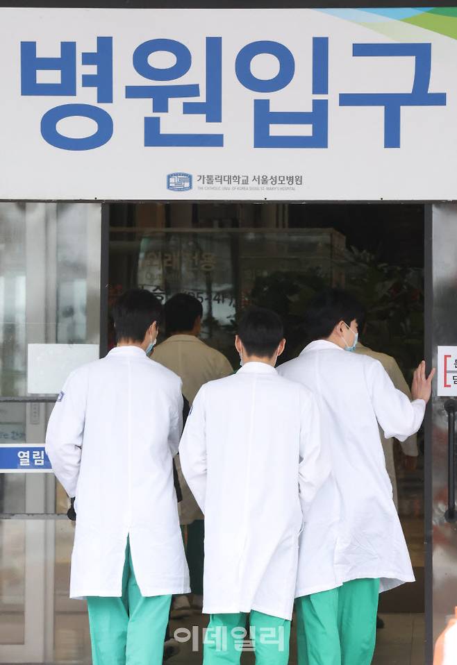 서울 한 대형병원에서 의료진들이 이동하고 있다. (사진= 이영훈 기자)