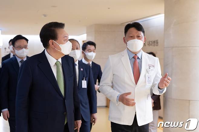 윤석열 대통령이 1일 대전 유성구 유성선병원을 방문해 김의순 병원장으로부터 설명을 들으며 수술 참관실로 이동하고 있다. (대통령실 제공) 2024.4.1/뉴스1 ⓒ News1 안은나 기자