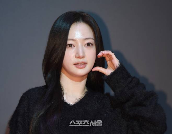 송하윤이 28일 서울 CGV청담씨네시티에서 열린 영화 ‘패스트 라이브즈’ 스크리닝 나잇 포토월 행사에 참석해 포즈를 취하고 있다. 최승섭기자 thunder@sportsseoul.com