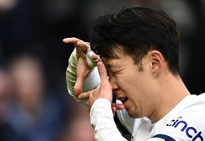 손흥민을 향한 억지 주장이 등장했다. 엄청난 득점 기록에도 불구하고 그가 아직도 잉글랜드 프리미어리그(EPL) 레전드가 아니라는 주장이었다. 영국 프로그램 토크스포츠에 출연한 앤디 타운센드는 2일(한국시각) 손흥민에 대한 질문을 받았다. 그는 손흥민이 레전드냐는 질문에 잠시 고민하더니 "그는 최고의 선수이자, 훌륭하다. 하지만 전설이라는 단어는 올바른 맥락에서만 사용해야 한다. 누군가는 대본에 그런 내용을 넣었는데 그것은 사실이 아니다. 내 생각에 손흥민은 토트넘의 훌륭한 선수이자, 지휘자이지만, 레전드는 아니다"라며 손흥민이 레전드는 아니라고 선을 그었다. 로이터연합뉴스