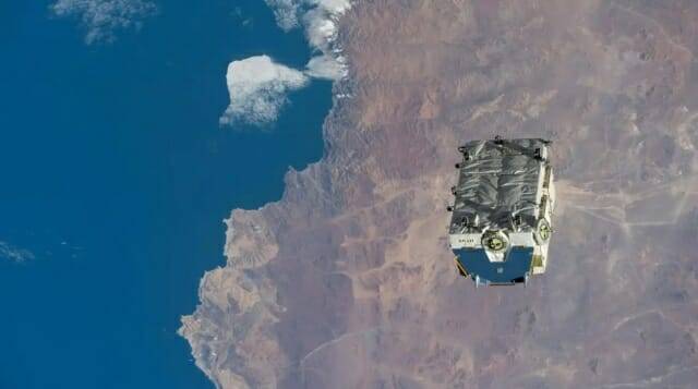 오래된 니켈-수소 배터리로 가득찬 ISS 화물 팔레트의 모습 (사진=NASA)