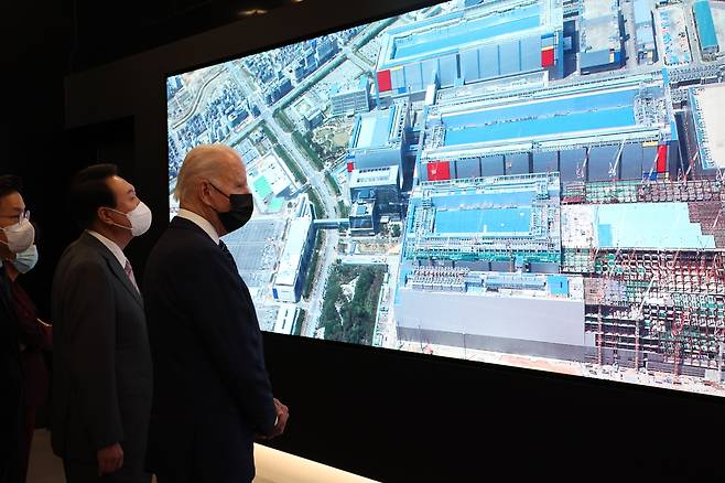윤석열 대통령과 조 바이든 미국 대통령이 2022년 5월 경기 평택 삼성전자 반도체 공장을 둘러보고 있다./뉴스1