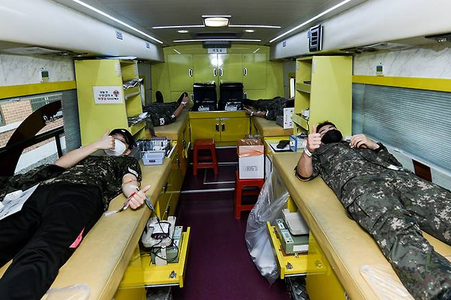 16일 공군 제1전투비행단 장병들이 광주 광산구 기지로 찾아온 대한적십자사 버스에서 헌혈하고 있다. 1전비는 혈액의 안정적인 공급에 힘을 보태고자 분기마다 사랑의 헌혈 운동에 참여하고 있다. 2022.11.16 /공군 제1전투비행단