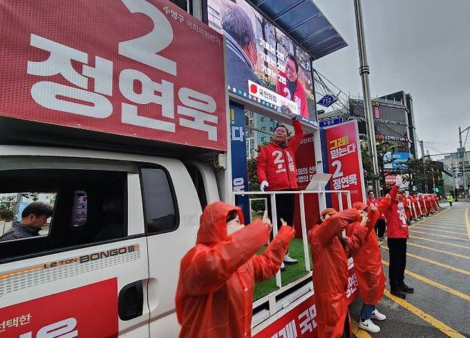 정연욱 국민의힘 수영구 후보가 지난달 28일 유세차에서 유권자들에게 인사하고 있다. /정연욱 캠프 제공