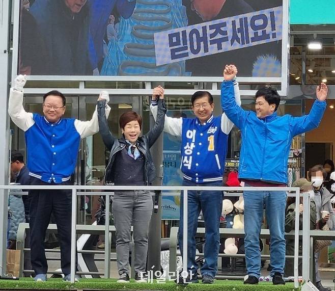 4·10 총선에서 경기 용인갑에 출마한 이상식 더불어민주당 후보가 지난달 30일 오후 용인시 처인구 중앙시장 일대에서 집중유세를 벌였다. 이날 김부겸 민주당 상임공동선거대책위원장(사진 왼쪽)과 특정 성향 개그우먼 김미화 씨, 22대 총선에서 컷오프(공천배제) 된 안민석 민주당 의원이 이 후보 지원사격에 나섰다. ⓒ데일리안 김찬주 기자