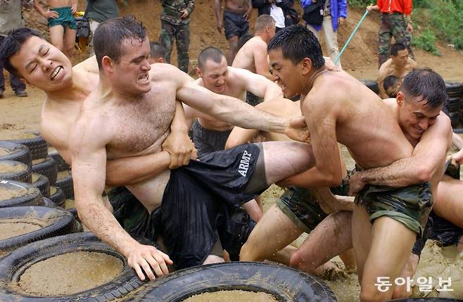 주한미군과 한국군의  합동 유격훈련 중 양국 장병들이 진흙탕에서 참호 격투를 벌이고 있다.  동아일보DB