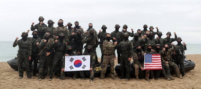 지난해 강원 양양군 해상침투전술훈련장에서 육군 특수전사령부와 주한미군 특수작전사령부 장병들이 공동훈련을 마친 뒤 기념촬영을 하고 있다.  동아일보DB