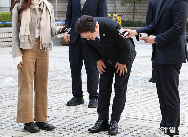 이재명 더불어민주당 대표가 2일 오전 서울 서초구 서울중앙지법에서 열린  ‘대장동 배임·성남FC 뇌물’ 관련 1심 속행 공판에 출석하며 고개 숙여 인사하고 있다. 이한결 기자 always@donga.com