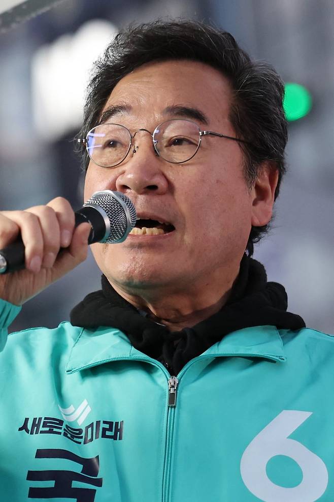 이낙연 새로운미래 공동대표, 퇴근길 시민에게 지지 호소. 연합뉴스