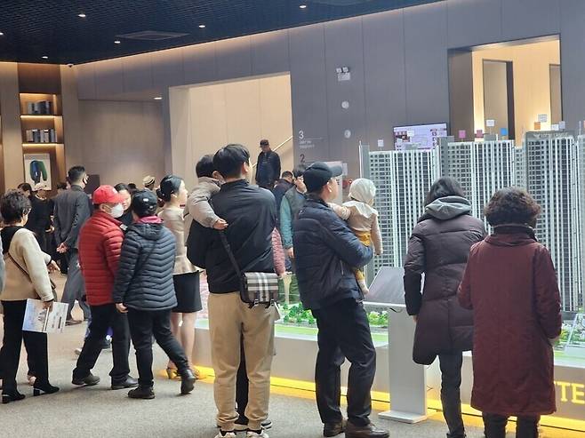 경기도의 한 아파트 본보기집에서 내방각들이 조형물을 관람하고 있다. 롯데건설 제공