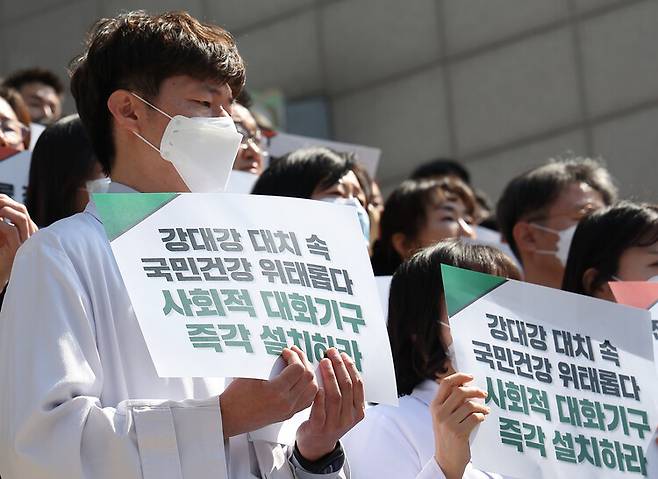 서울지역 전공의 수련병원 노동조합 대표자들이 지난 1일 오전 서울 서대문구 세브란스병원 앞에서 ‘대형 의료기관 노조 대표자회의, 진료거부사태 장기화에 따른 입장 발표 기자회견’을 열고 있다. 연합뉴스