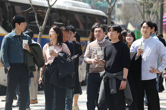 시민들이 서울 중구 청계천 일대에서 가벼운 옷차림을 하고 차가운 음료를 마시며 보행 신호를 기다리고 있다. 김영원 기자