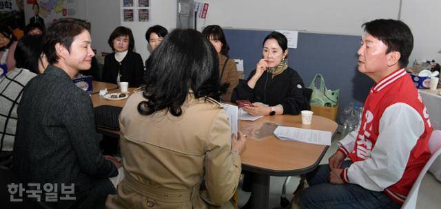 안철수 국민의힘 공동선거대책위원장이 1일 경기 성남시 분당 캠프 사무실에서 어린이집 원장들과 간담회를 진행하고 있다. 임은재 인턴기자