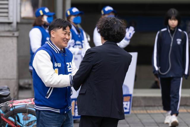 제22대 국회의원 선거에서 경기 수원병에 출마한 김영진 더불어민주당 후보가 3월 29일 경기 수원시 수원역 인근에서 출근길에 오르는 시민들에게 인사하고 있다. 이한호 기자
