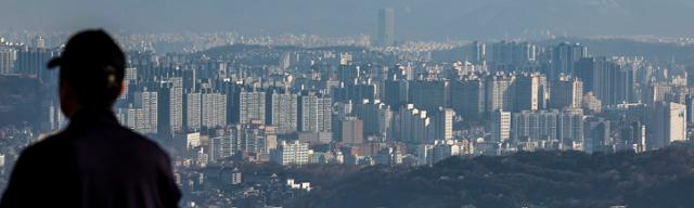 2일 서울 중구 남산 전망대를 찾은 시민이 시내 아파트를 바라보고 있다. 뉴시스