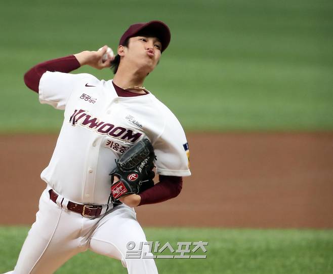 2023 KBO 프로야구 키움히어로즈와 롯데자이언츠의 경기가 지난달 8일 오후 서울 고척스카이돔에서 열렸다. 키움 선발 안우진이 등판해 공을 던지고 있다. 고척=김민규 기자 mgkim1@edaily.co.kr
