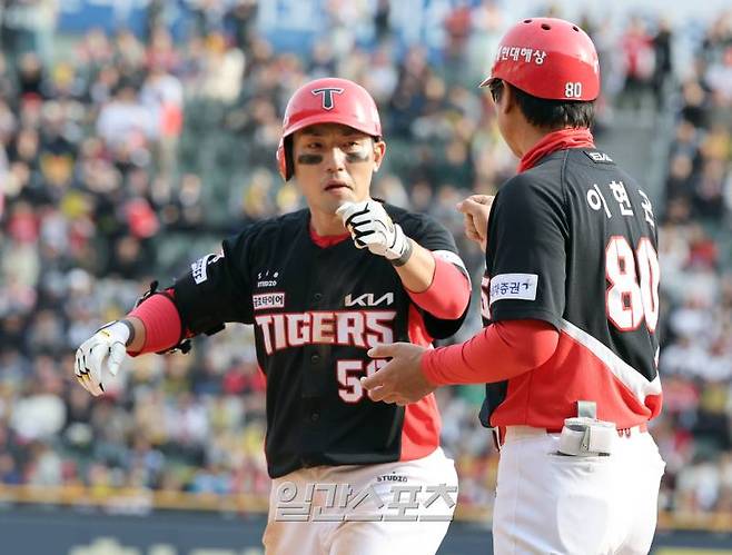 지난달 31일 오후 서울 잠실야구장에서 열린 KIA와 두산 경기. KIA 서건창이 9회 1타점 적시 우전안타를 날리고 기뻐하고있다. 잠실=정시종 기자 capa@edaily.co.kr