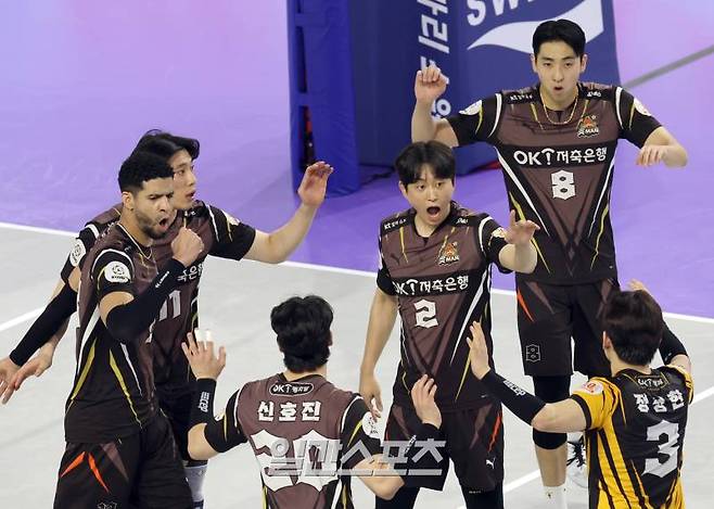 14일 오후 인천계양체육관에서 열린 ‘도드람 2023-24 V리그’ 남자부 대한항공과 OK금융그룹의 경기. OK금융그룹이 득점한뒤 기뻐하고있다. 인천=정시종 기자 capa@edaily.co.kr /2024.02.14.