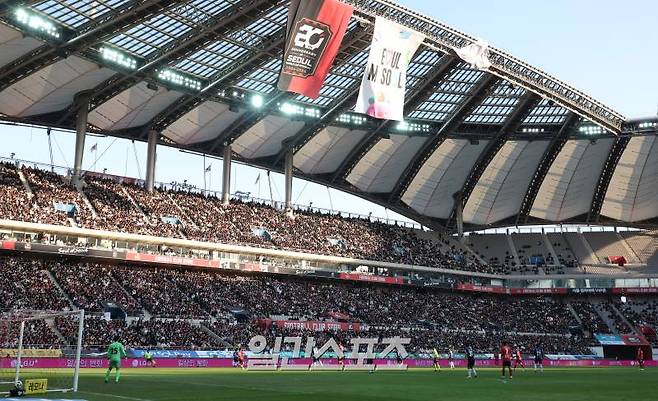 프로축구 '하나원큐 K리그1 2024' 2라운드 FC서울과 인천유나이티드의 경기가 10일 오후 서울 상암동 서울월드컵경기장에서 열렸다. K리그1 승강제 이후 최다인 51,670명의 관중이 경기장을 찾아 관전하고 있다. 상암=김민규 기자 mgkim1@edaily.co.kr /2024.03.10/