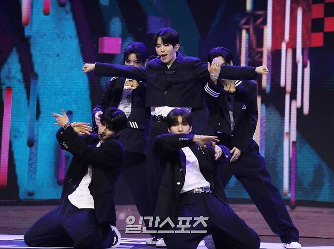 그룹 나우어데이즈(NOWADAYS) 현빈, 연우 시윤, 진혁, 윤이 2일 오후 서울 용산구 블루스퀘어 마스터카드홀에서 열린 첫 번째 싱글 'NOWADAYS' 데뷔 쇼케이스에 참석해 타이틀곡 무대를 선보이고 있다. 타이틀곡 '우위(OoWee)'는 소울풀한 멜로디와 힙합 요소가 조화를 이룬 곡이다. 서병수 기자 qudtn@edaily.co.kr /2024.04.02/