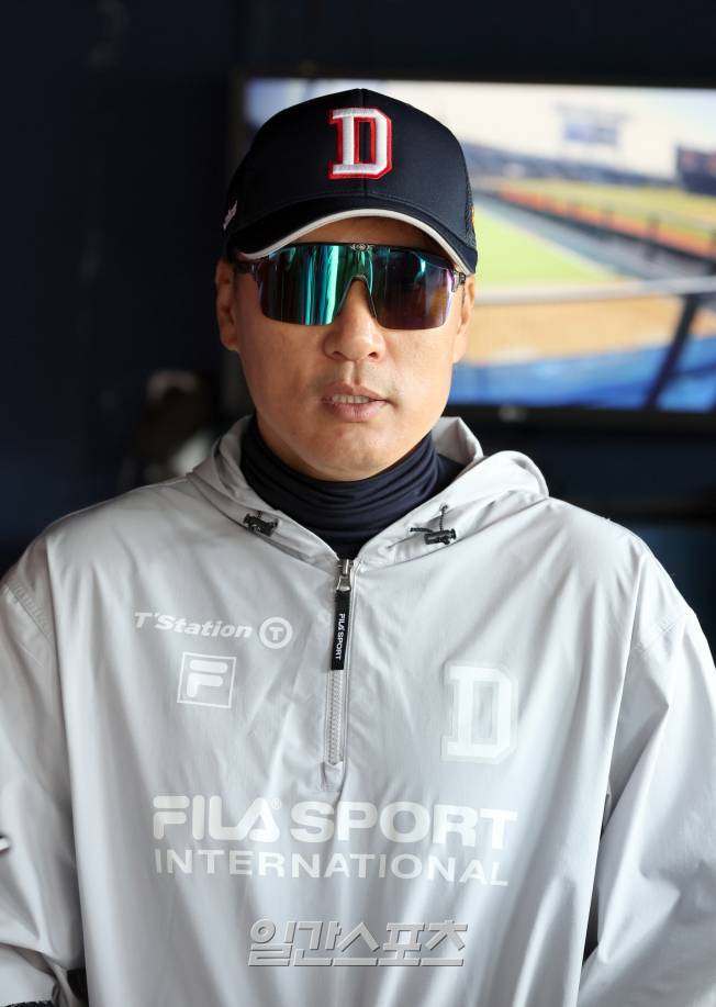 두산 이승엽 감독이 31일 오후 서울 잠실야구장에서 열리는 KIA 경기를 앞두고 취재진들과 얘기하고 있다. 잠실=정시종 기자 /2024.03.31.