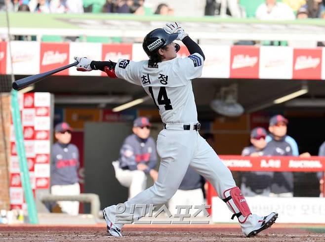 24일 오후 인천 SSG랜더스필드에서 열린 롯데와 SSG의 프로야구 경기. SSG 최정이 7회 좌월 3점 홈런을 날리고 있다. 인천=정시종 기자 /2024.03.24.