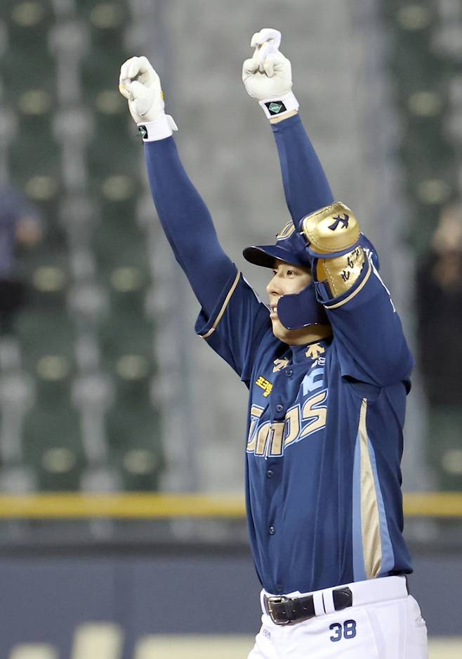 2일 오후 서울 잠실야구장에서 열린 NC와 LG 경기. NC 김성욱이 6회 1타점 동점2루타를 날리고 기뻐하고 있다. 잠실=정시종 기자