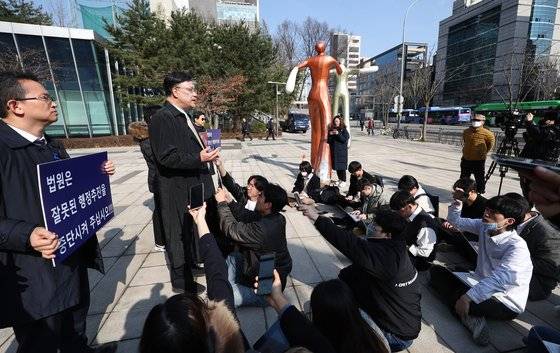 전공의·학생·수험생들의 의대 증원 집행정지 신청 심문기일인 지난달 22일 오전 서울 서초구 서울행정법원 앞에서 전국의과대학교수협의회 측 소송대리인인 이병철 변호사가 발언하고 있다. 의대협의 증원 취소 및 집행정지 신청 역시 이병철 변호사가 대리하고 있다. 연합뉴스