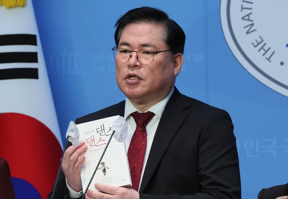 유동규 전 성남도시개발공사 기획본부장이 지난달 28일 국회 소통관에서 '이재명의 죄를 폭로한다!' 기자회견을 하고 있다.     연합뉴스