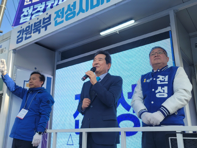 ▲ 정세균 전 국무총리가 2일 오전 춘천 사우사거리에서 전성 춘천·철원·화천·양구을 후보 지원 사격에 나서 오는 10일 치러지는 22대 총선에서 윤석열 정부를 심판해야 한다고 강조했다. 이설화