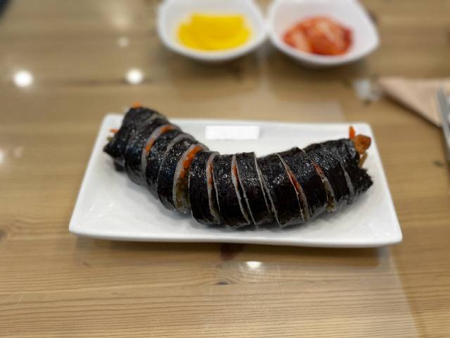 ▲ 2일 춘천의 한 프랜차이즈 김밥 가게에서 돈까스 김밥을 4800원에 판매하고 있었다. 기본 김밥의 가격은 3800원이다.