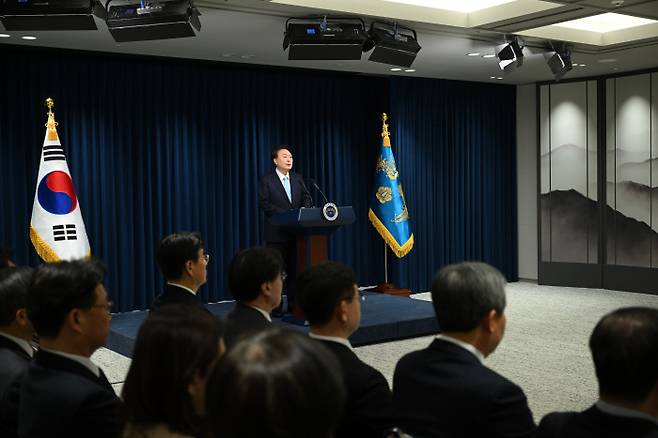 국민께 드리는 말씀… 윤석열 대통령이 17일 용산 대통령실 청사에서 ‘국민께 드리는 말씀’이라는 제목으로 의료 개혁과 관련한 담화문을 발표하고 있다. 대통령실 제공