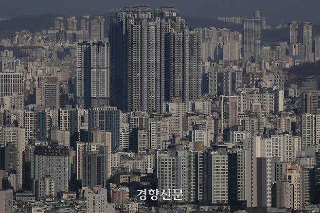 서울 중구 남산에서 바라본 서울 도심의 아파트 단지 모습.성동훈 기자