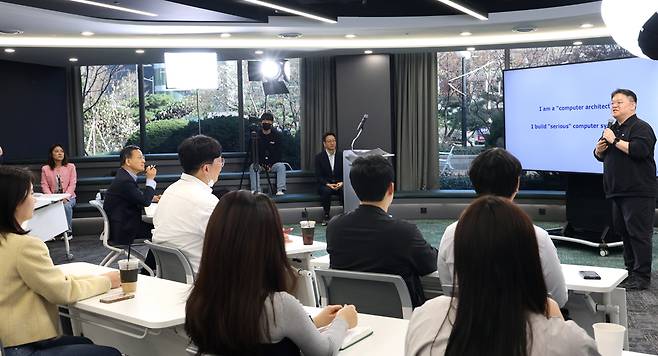 Kim Jang-woo, an engineering professor at Seoul National University, delivers a lecture during Hyundai Group's Vision Forum, at the group's headquarters in Seoul, Tuesday. (Hyundai Group)