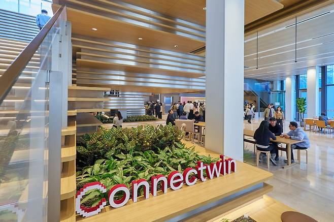 The lower floors of LG Twin Towers in Yeouido, western Seoul, contain a space called "Connectwin," with meeting rooms, relaxing spaces and cafes. (LG Group)