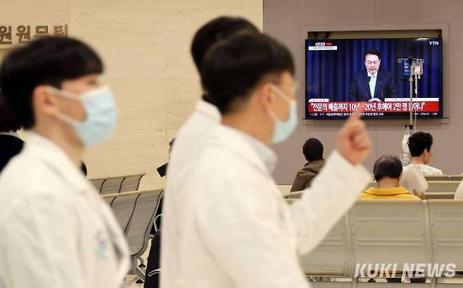 1일 오전 서울시내 한 대학병원에서 의료진들이 윤석열 대통령의 의료개혁 관련 대국민 담화 발표를 시청하고 있다. 사진=곽경근 대기자