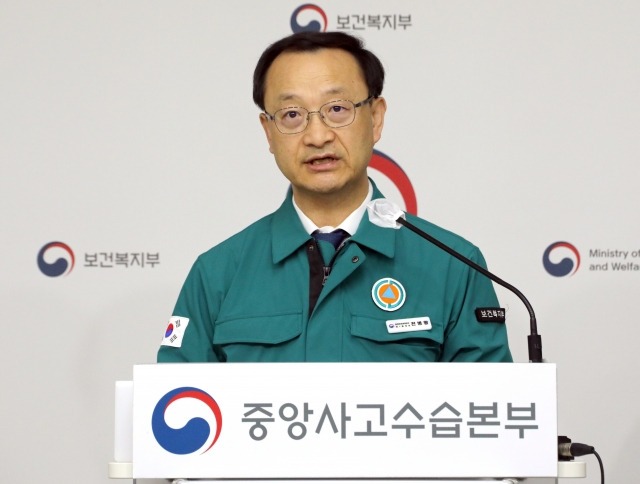 전병왕 중앙사고수습본부 총괄관(보건복지부 보건의료정책실장)이 2일 오전 정부세종청사에서 의사 집단행동 중앙사고수습본부 브리핑을 하고 있다. 연합뉴스